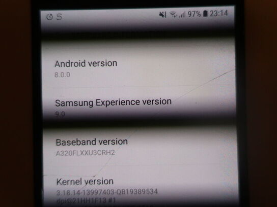 Smartphone SAMSUNG Galaxy A3 (bemærk skader)