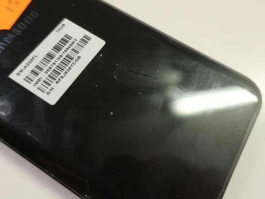 Smartphone SAMSUNG Galaxy A3 (bemærk skader)