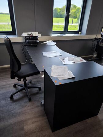 El. hæve/sænke skrivebord, kontorstol, samt skab/reol