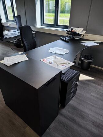 El. hæve/sænke skrivebord, kontorstol, samt skab/reol