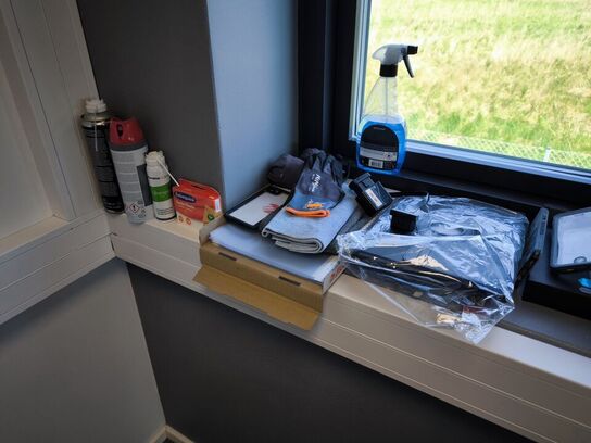 2 stk. whiteboard, div. Covers, spritdispenser m.m.