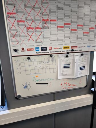 2 stk. whiteboard, div. Covers, spritdispenser m.m.