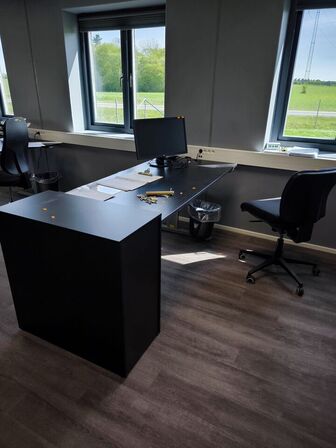 El. hæve/sænke skrivebord, kontorstol, skab/reol samt computerskærm HP