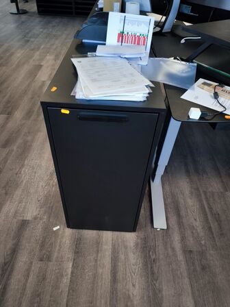 El. hæve/sænke skrivebord, kontorstol, samt skab/reol