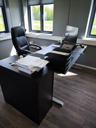 El. hæve/sænke skrivebord, kontorstol, samt skab/reol