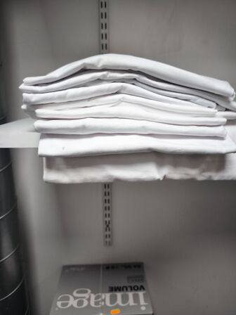 Div. T-shirts, rengøringsmidler, plastiklommer