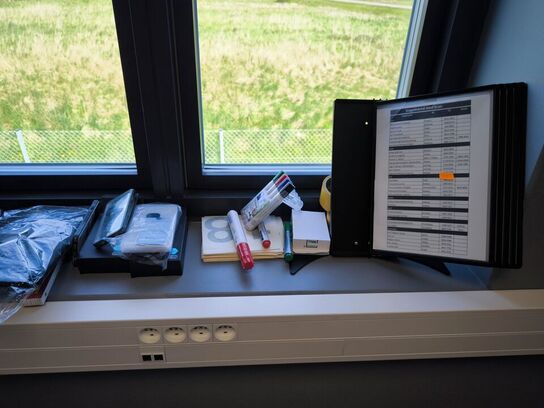 2 stk. whiteboard, div. Covers, spritdispenser m.m.