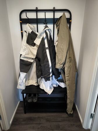 Tøjstativ med indhold