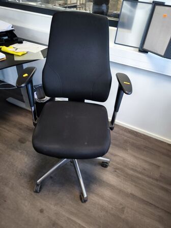 El. hæve/sænke skrivebord, kontorstol, samt skab/reol
