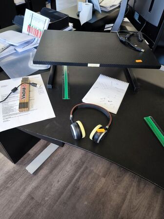 El. hæve/sænke skrivebord, kontorstol, samt skab/reol