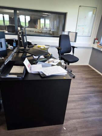 El. hæve/sænke skrivebord, kontorstol, samt skab/reol