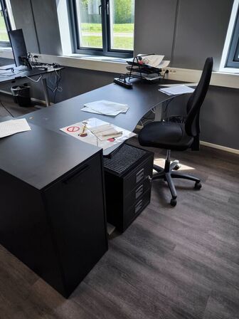 El. hæve/sænke skrivebord, kontorstol, samt skab/reol