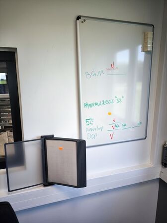 2 stk. whiteboard, div. Covers, spritdispenser m.m.