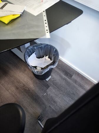 El. hæve/sænke skrivebord, kontorstol, samt skab/reol