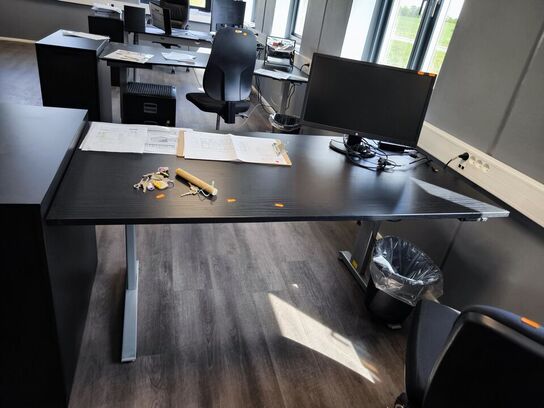 El. hæve/sænke skrivebord, kontorstol, skab/reol samt computerskærm HP
