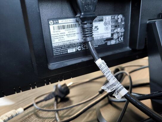 El. hæve/sænke skrivebord, kontorstol, skab/reol samt computerskærm HP