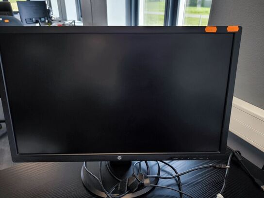 El. hæve/sænke skrivebord, kontorstol, skab/reol samt computerskærm HP