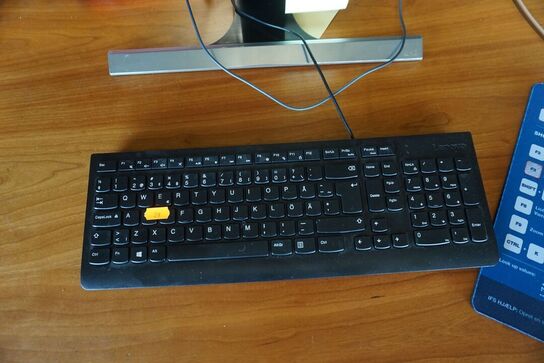 2 stk. skærme + tastatur