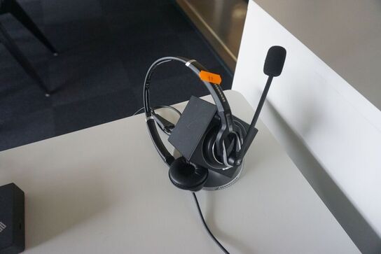 Skærm, dockingstation, headset, mus og tastatur