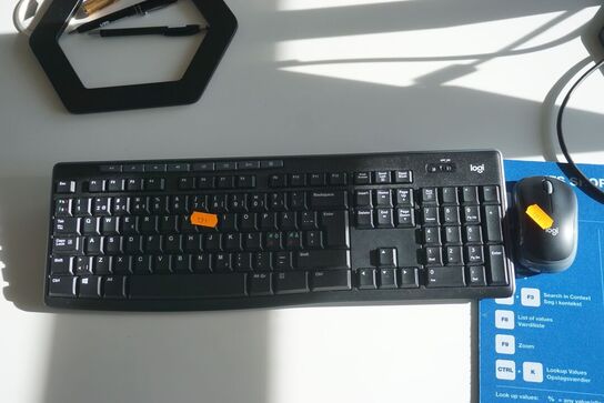 2 stk. skærme + tastatur og mus
