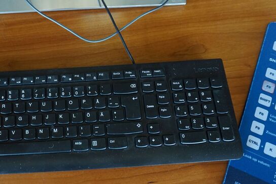 2 stk. skærme + tastatur