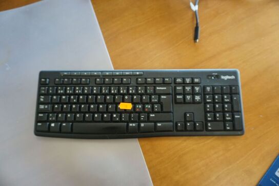 2 stk. skærme + mus og tastatur