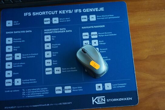 2 stk. skærme + tastatur og mus