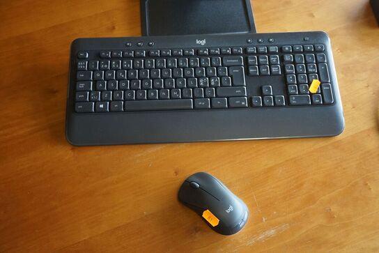2 stk. skærme + tastatur og mus