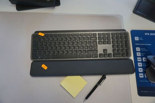 2 stk. skærme + tastatur, headset og mus