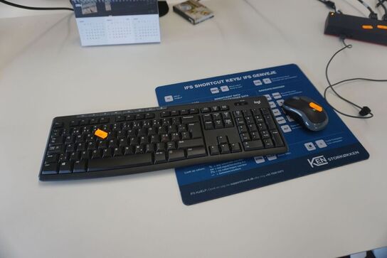 2 stk. skærme + tastatur og mus