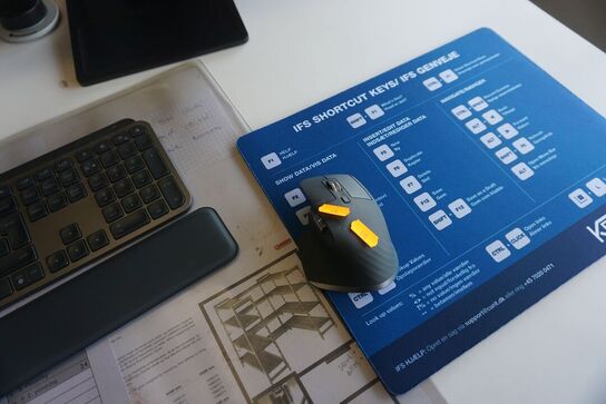 2 stk. skærme + tastatur, mus, headset