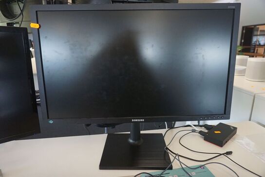 2 stk. skærme + tastatur og mus