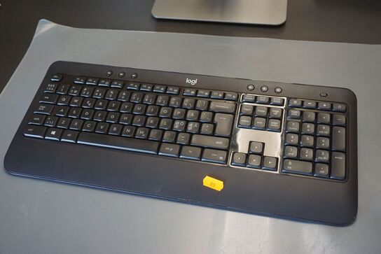 2 stk. skærme + tastatur, headset og mus