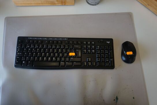 2 stk. skærme + tastatur, mus og headset