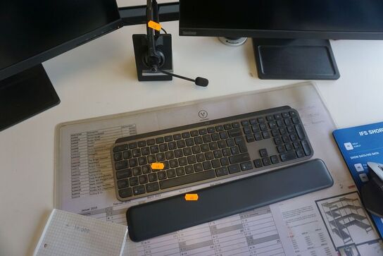 2 stk. skærme + tastatur, mus, headset