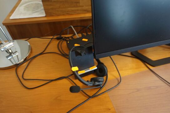 2 stk. skærme + tastatur og headset