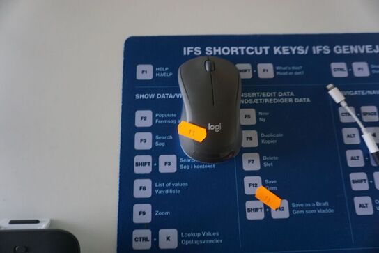 Skærm, dockingstation, headset, mus og tastatur