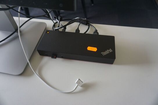 Skærm, dockingstation, headset, mus og tastatur