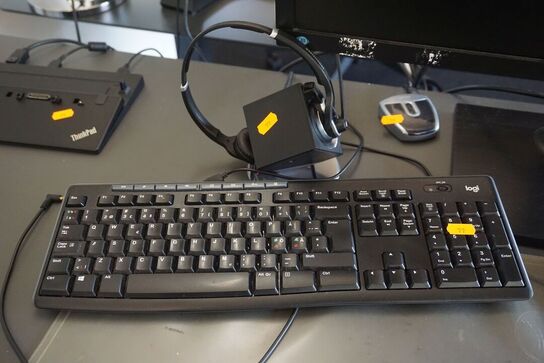 Skærm, headset, mus og tastatur