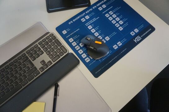 2 stk. skærme + tastatur, headset og mus