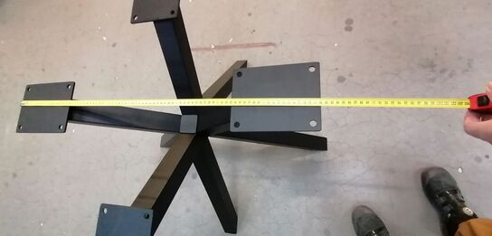 4 stk. sorte metal krydsben til spiseborde.