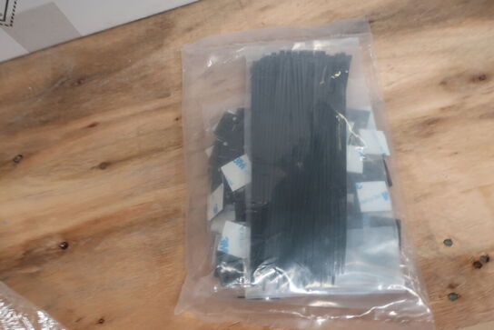 Palle med strips, tapepuder m.m.