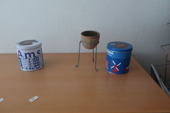 3 stk. reolsektioner inkl. Vaser m.m.