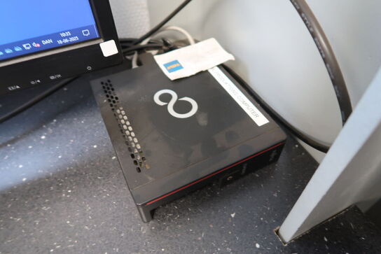 Computer FUJITSU Esprimo G558 med computerskærm PHILIPS 243V