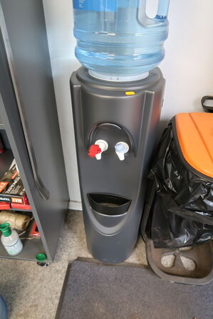 Vanddispenser samt skraldespand