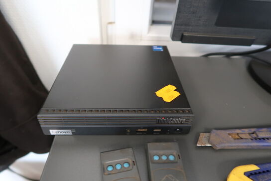 Computer LENOVO ThinkCentre samt computerskærm AOC E2470SWDA