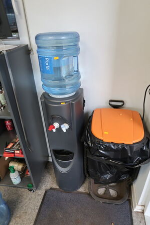 Vanddispenser samt skraldespand