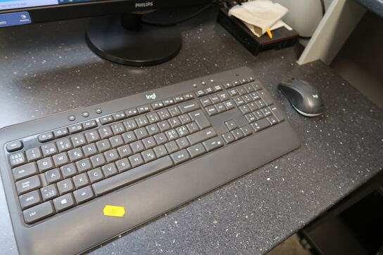 Computer FUJITSU Esprimo G558 med computerskærm PHILIPS 243V