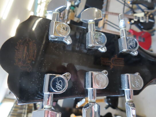 Guitar WASHBURN inkl. Stativ og taske