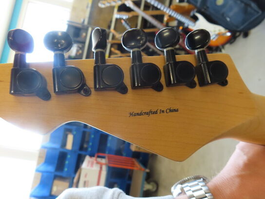 Guitar REAVEY AT-200 inkl. stativ